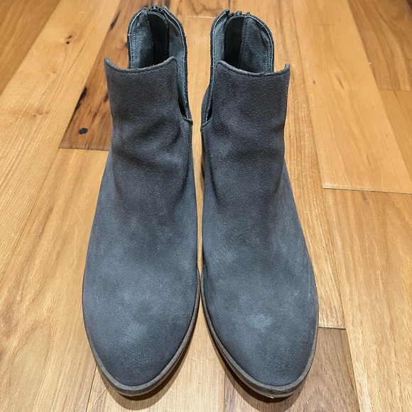 Steve Madden gray suede booties. Size 8.5 Excellent used condition. - Picture 2 of 6